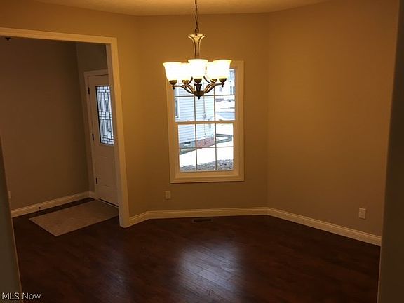 5th image of 1572 Roselawn Ave