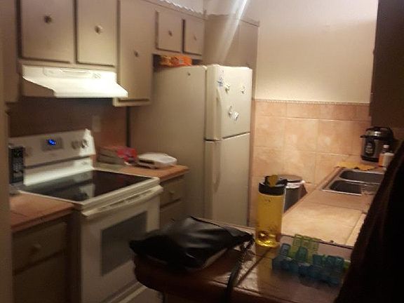 KITCHEN WITH THE APPLIANCES