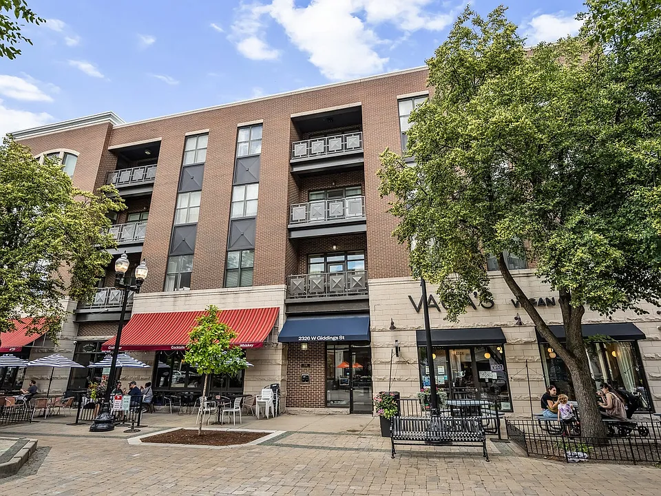 2326 W Giddings Ave #302