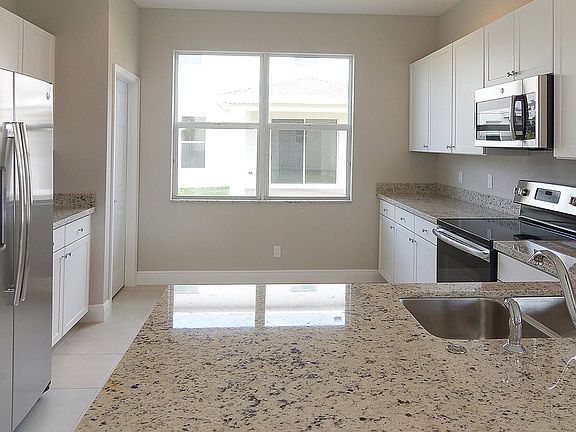 4th image of 851 NW Leonardo Cir