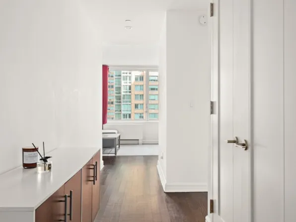 100 Riverside Boulevard image 7 of 10