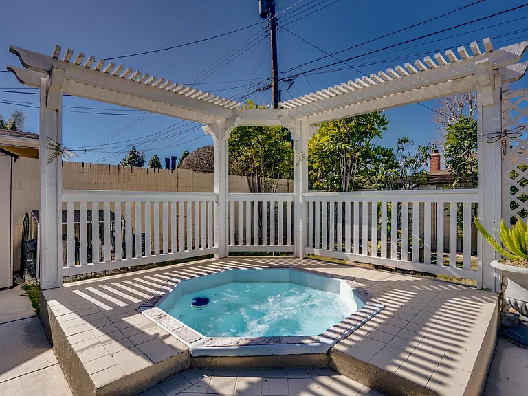Nice relaxing jacuzzi. brand new heater installed this summer.
