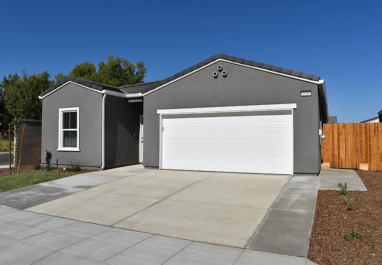 4486 N San Clemente Ave — Photo 2