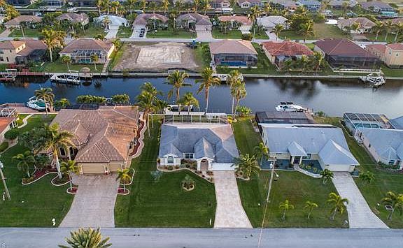 2nd image of 2902 SW 38th Ter