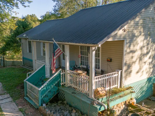 1240 Clearwater Dr, Boones Mill, VA 24065