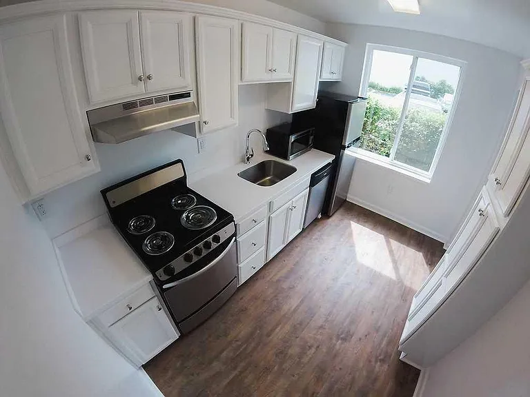 Louise Ave Apartments — Photo 18