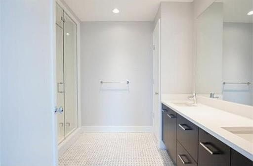 3rd image of 405 W 1st St #201