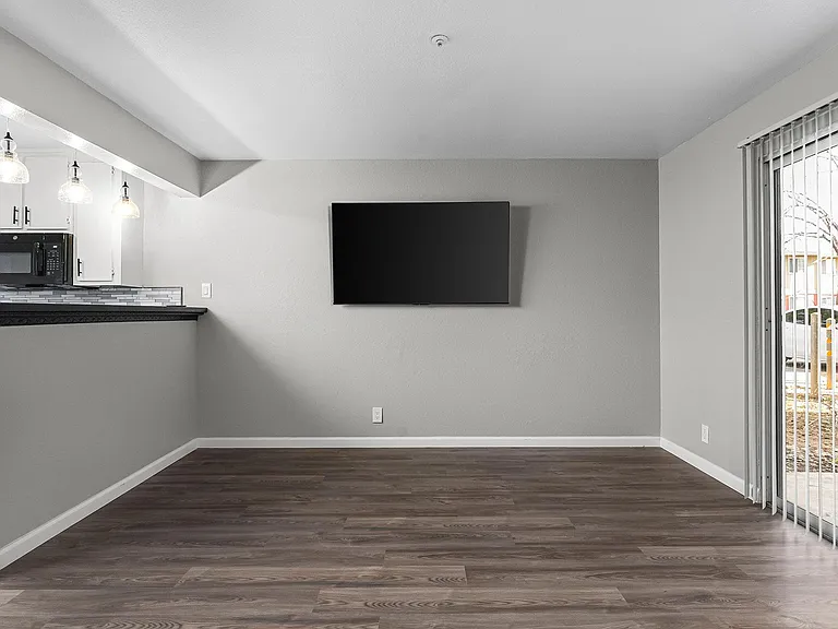 Newly renovated unit. Finishes in select units only.