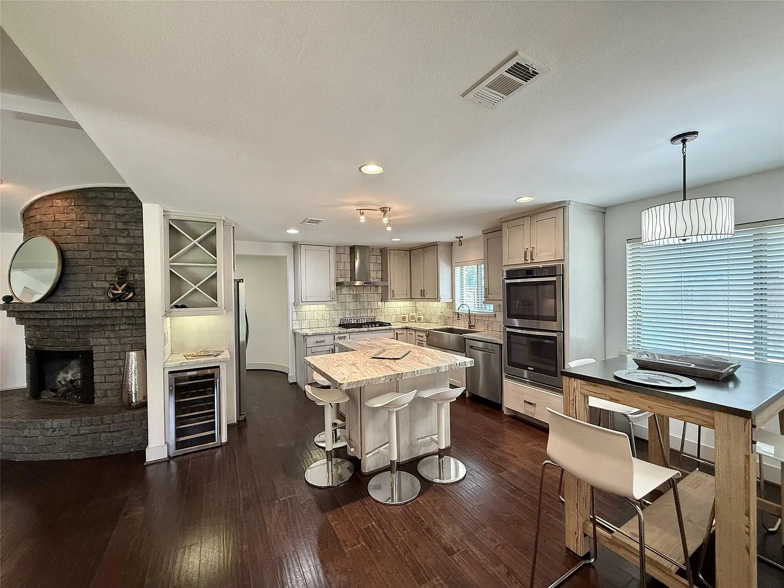4 bed, 3.5 bath, 2727 sqft, $3,995 — Photo 3