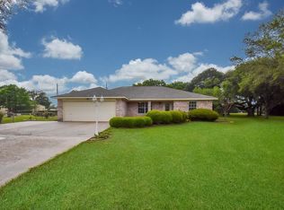 104 1st St, Louise, TX 77455