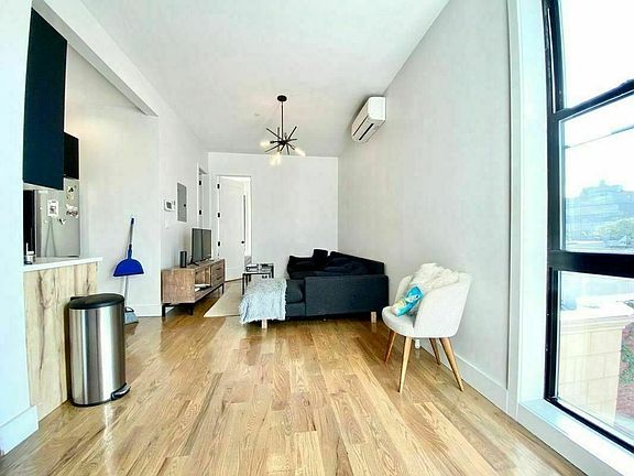 3rd image of 370 Evergreen Ave