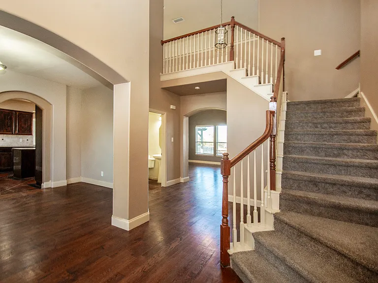 903 Fieldstone Dr — Photo 2