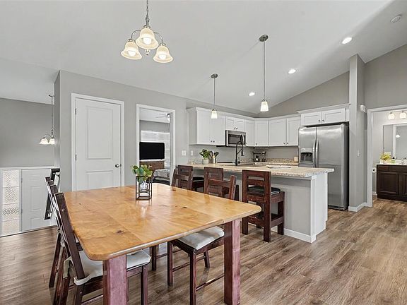3rd image of 602 Riley Ln
