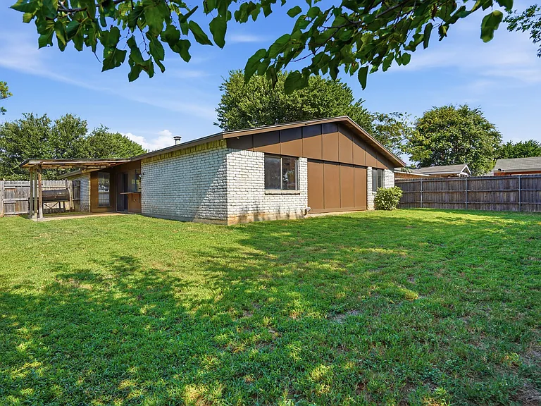 2711 Treeview Dr — Photo 16