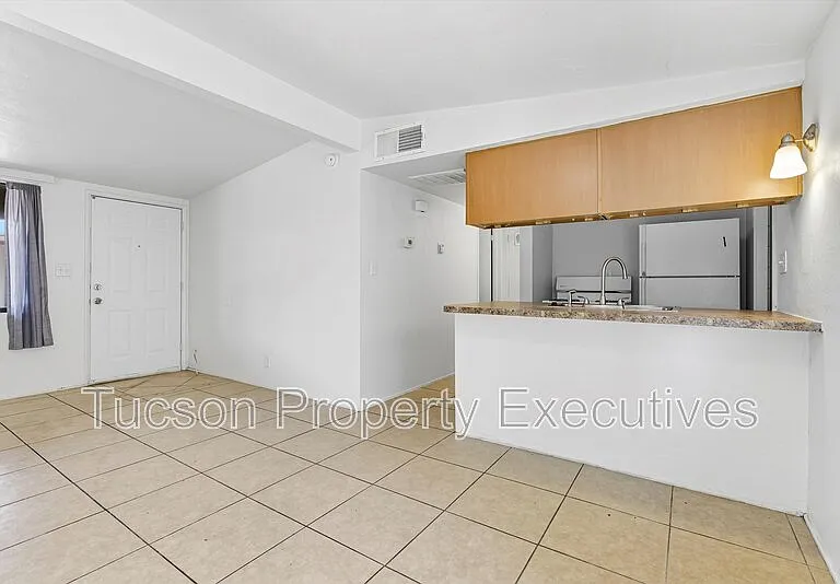 1638 N Beverly Ave — Photo 6