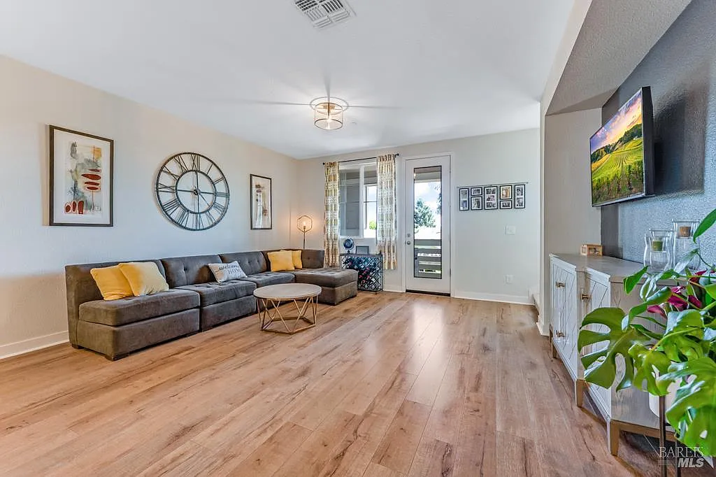 218 Johnson Street - Photo 2
