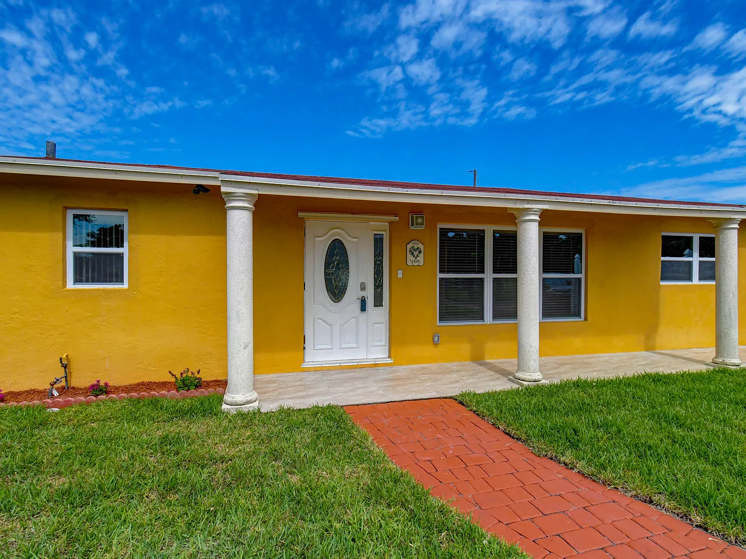 3 bed, 2.0 bath, 1340 sqft, $3,200 — Photo 3