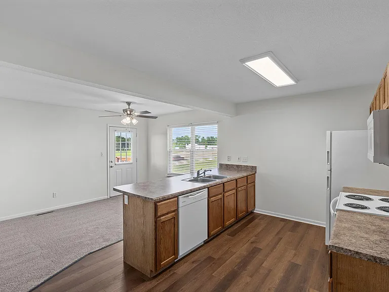 2411 Northampton Dr — Photo 8