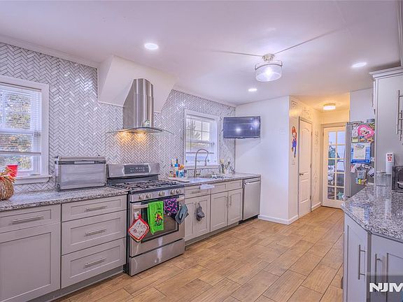 5th image of 18 Bayview Avenue
