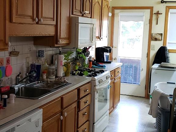 3rd image of 3199 Dresden St