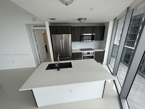 5th image of 488 NE 18th St Unit 3100
