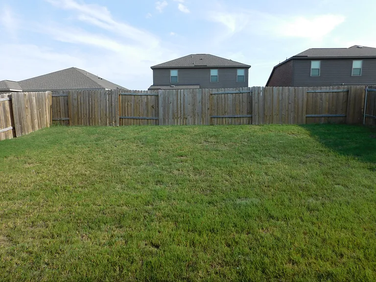 304 Aaron St — Photo 28