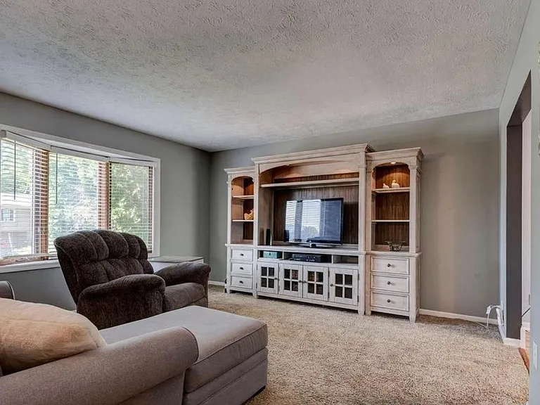 10412 Crown Point Ave — Photo 3
