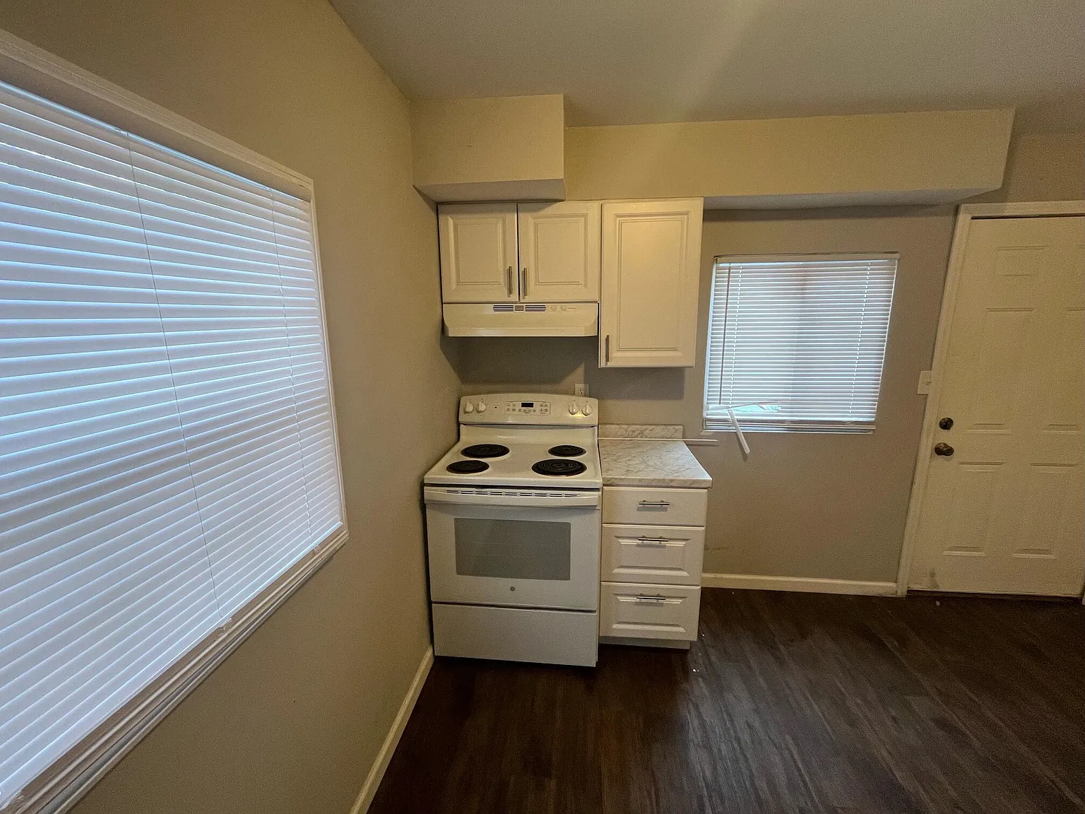 3 bed, 1.0 bath, 1136 sqft, $1,300 — Photo 4