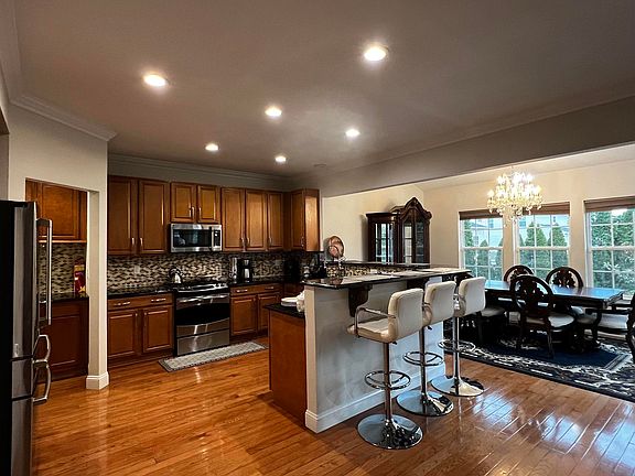 2nd image of 7 Renaissance Dr