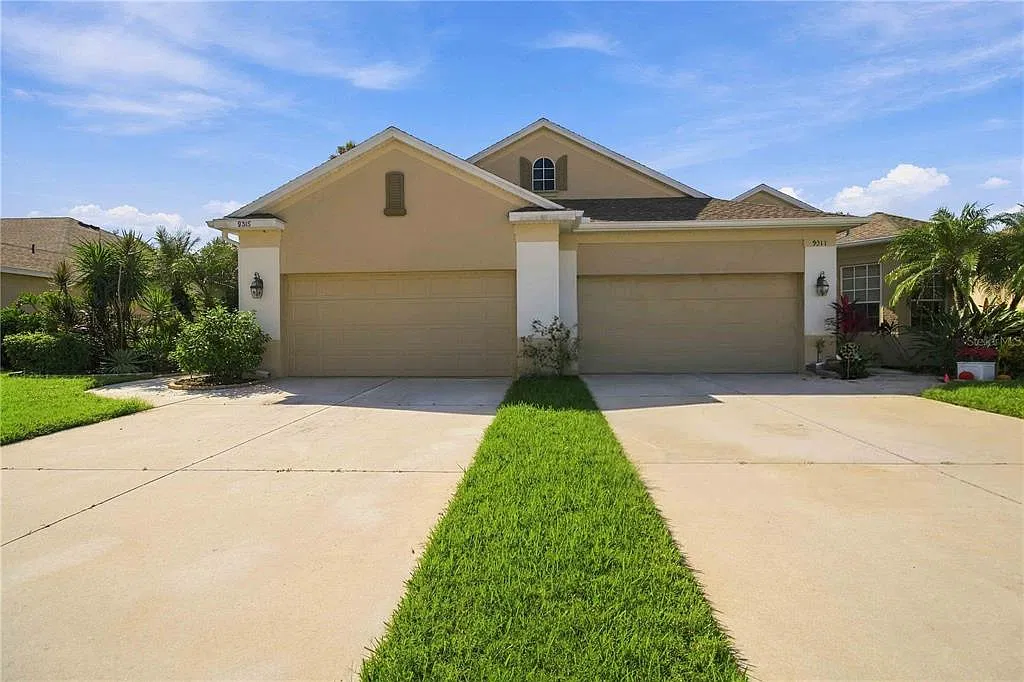 3 bed, 3.0 bath, 1609 sqft, $2,400 — Photo 2