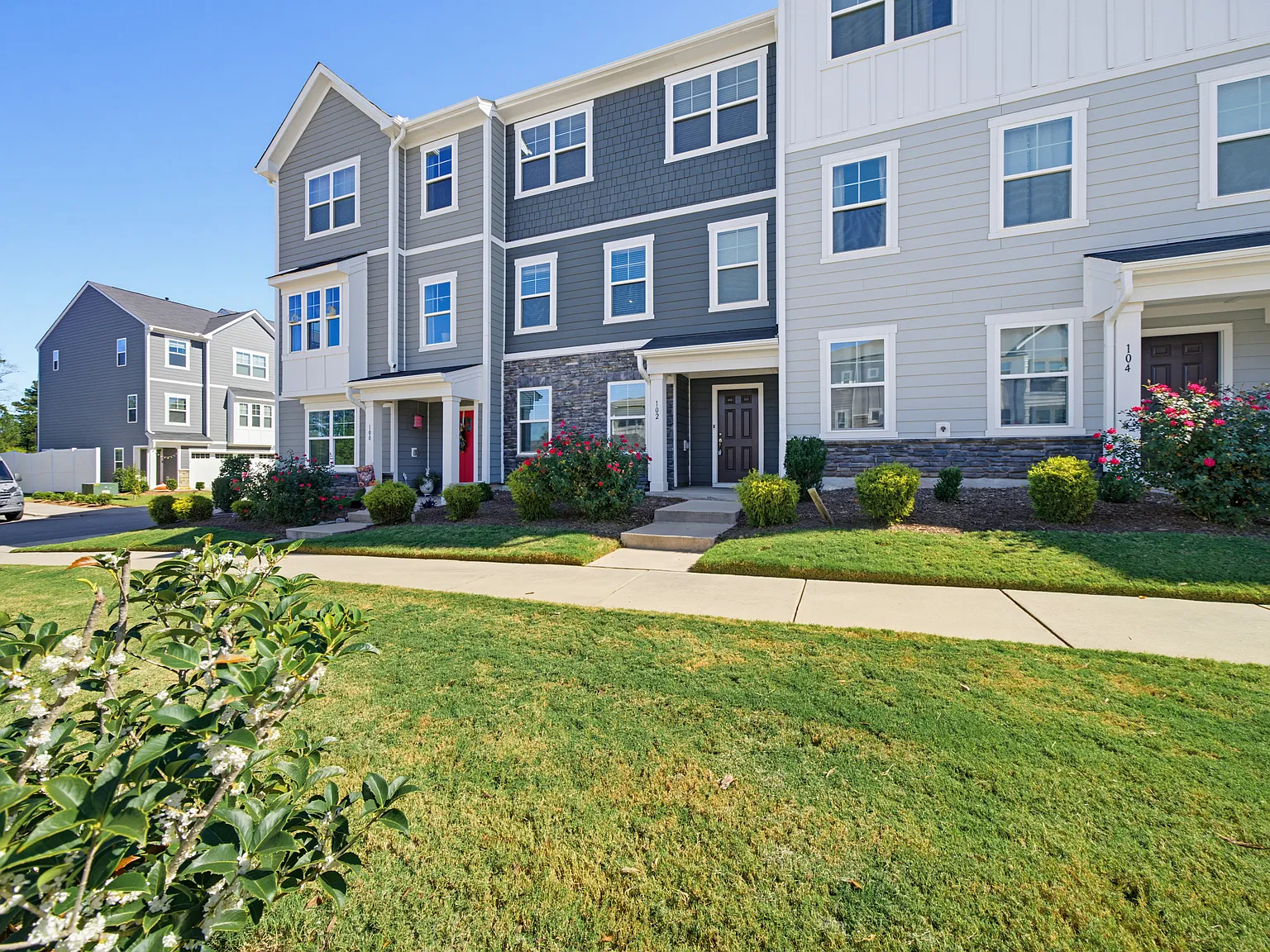 102 Maple Grove Ln — Photo 2