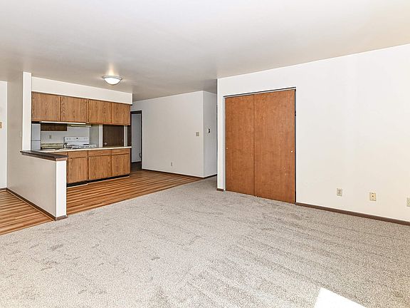 4th image of 718 W Grange Ave