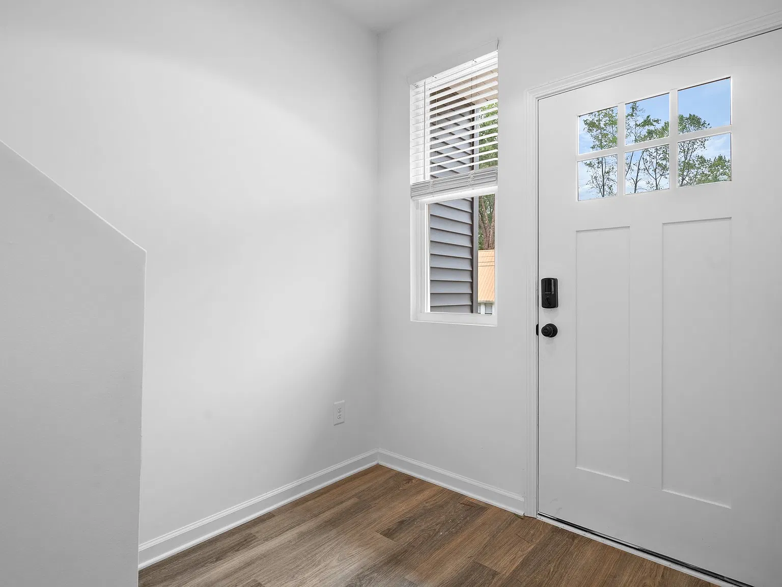 3 bed, 2.5 bath, 1376 sqft, $1,700 — Photo 2