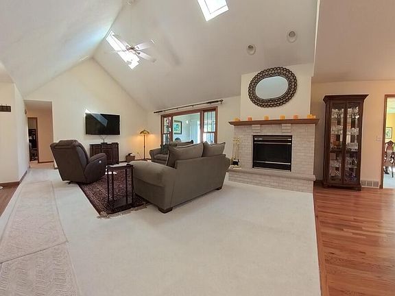 3rd image of 1013 S Lallendorf Rd
