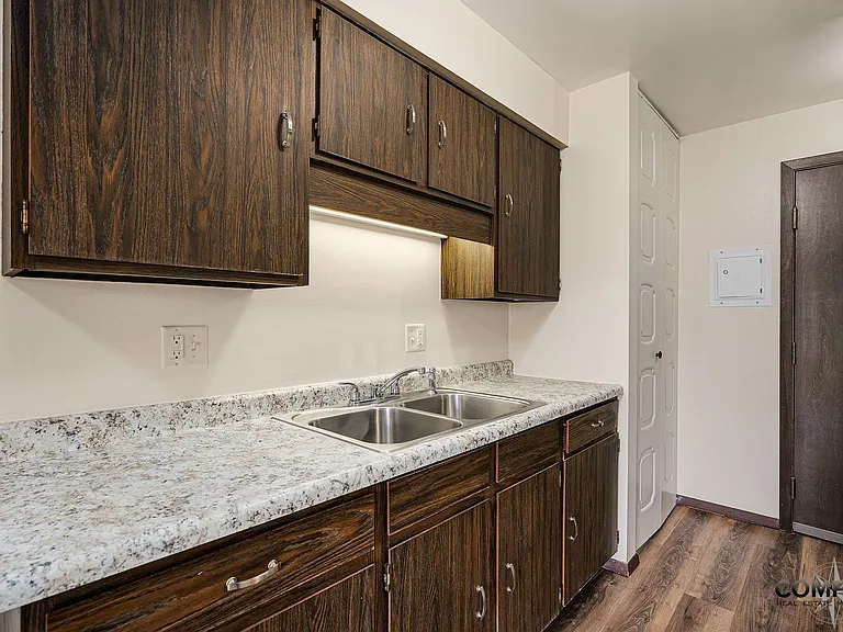 1025 W. MacArthur Avenue — Photo 4