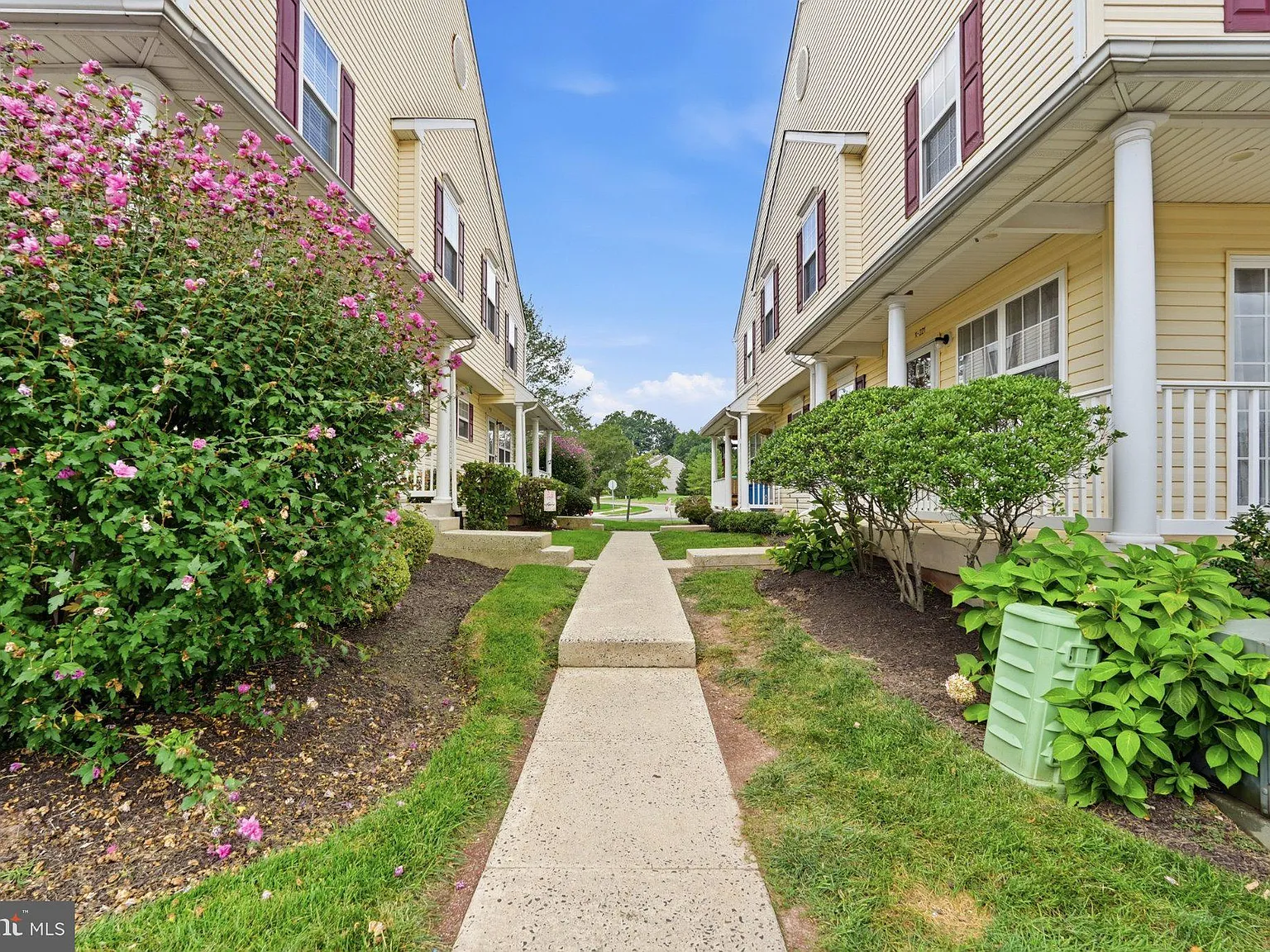 3 bed, 2.5 bath, 1250 sqft, $2,500 — Photo 3
