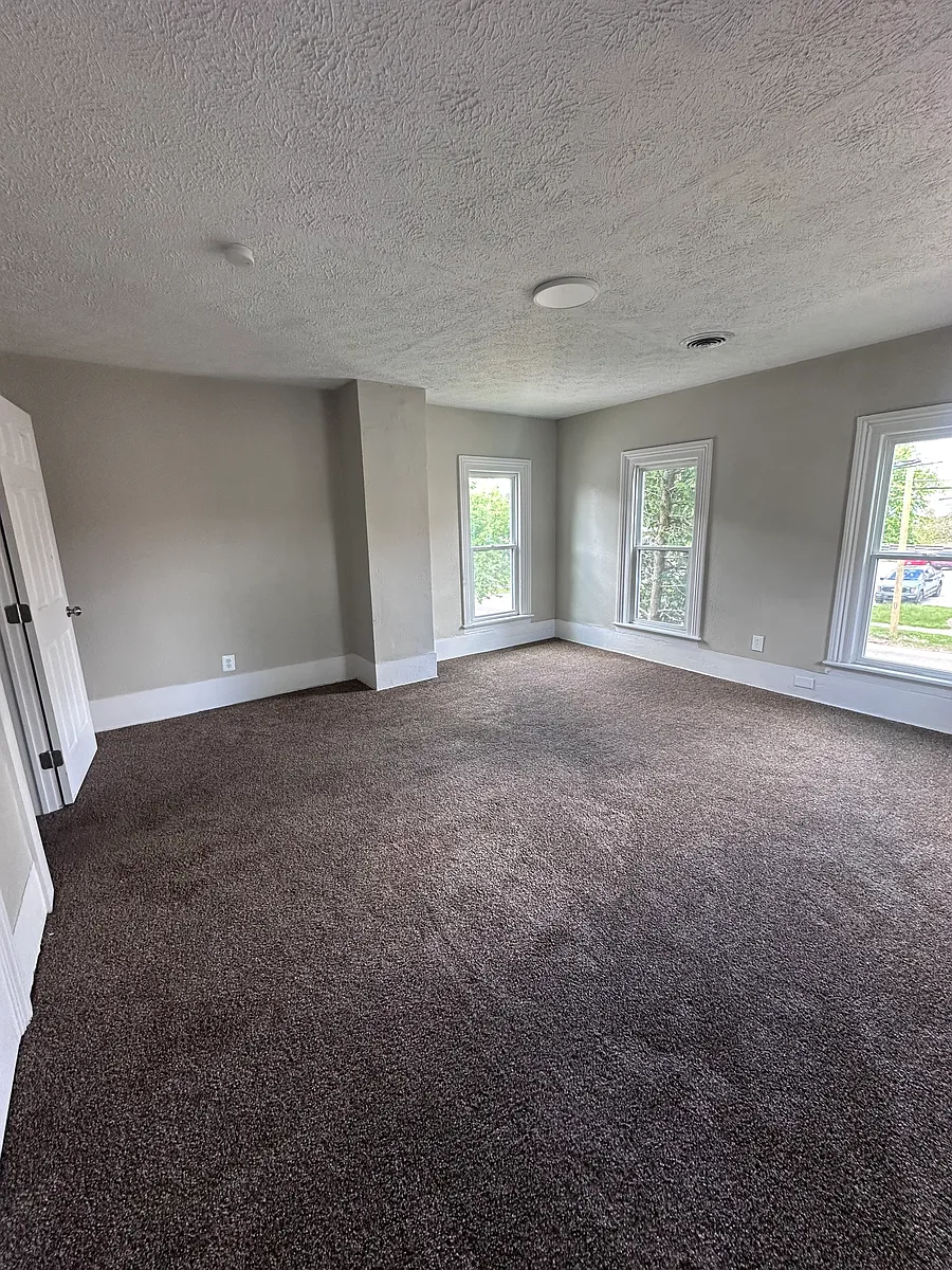 Building Photo - 77 S Maple St #77