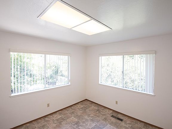 4th image of 1015 Club House Dr