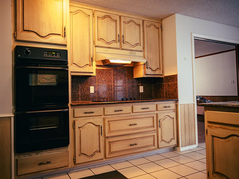Kitchen w/electric cooktop and double oven