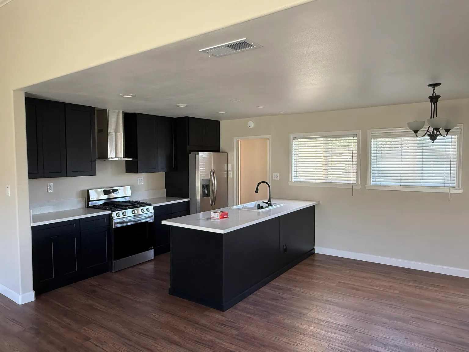 3 bed, 2.5 bath, 1333 sqft, $4,000 — Photo 2