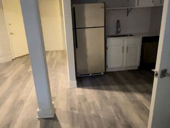 3rd image of 843GB W Barry Ave
