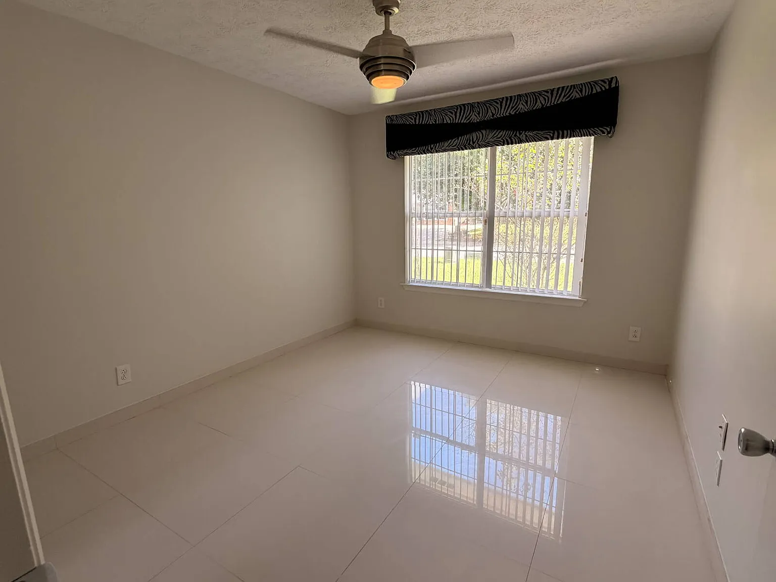 3 bed, 2.0 bath, 2054 sqft, $2,395 — Photo 4