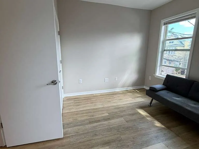 304 Ege Ave — Photo 8