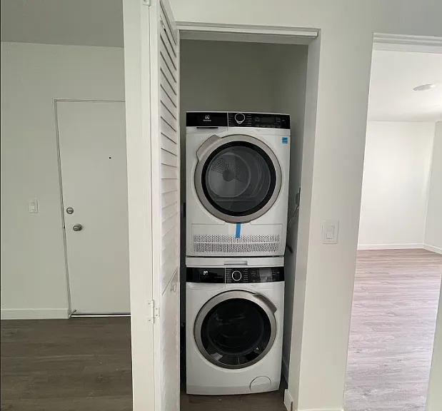 2400 Beverley Ave #5 — Photo 7