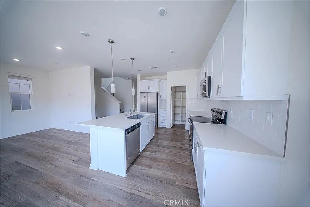 4 bed, 2004 sqft, $3,280 — Photo 4