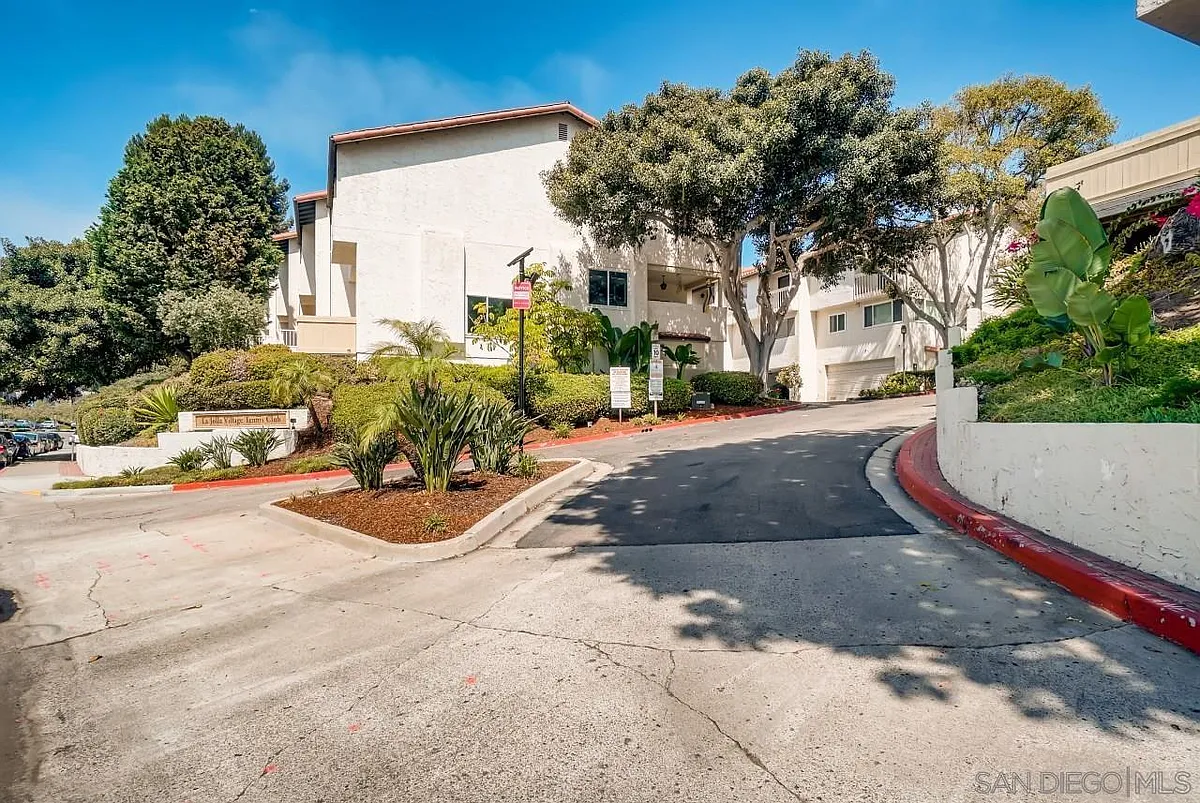 Building Photo - 3970 La Jolla Village Dr