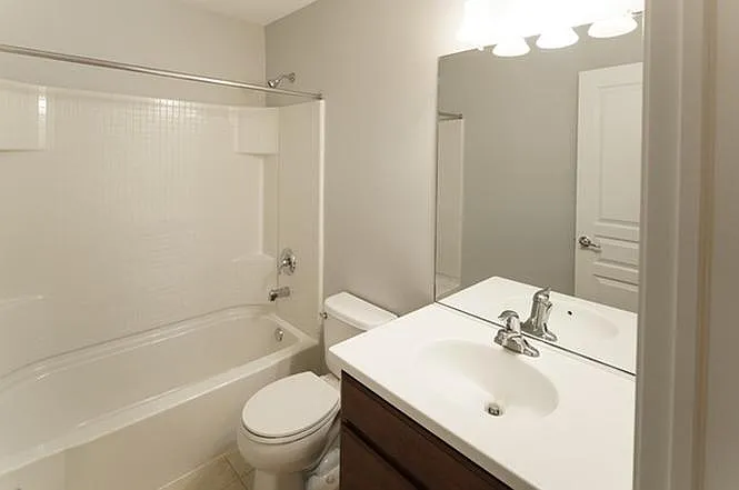 10S448 Carrington Cir — Photo 11