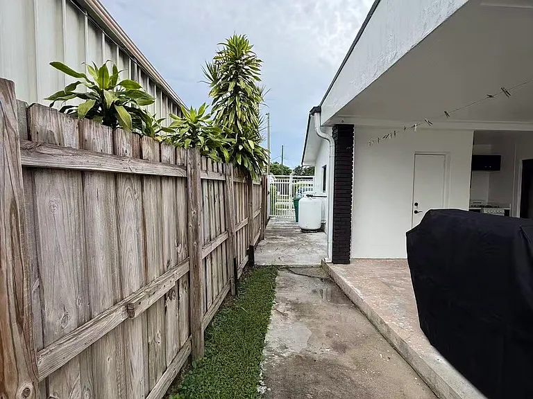 10020 SW 83rd St — Photo 42