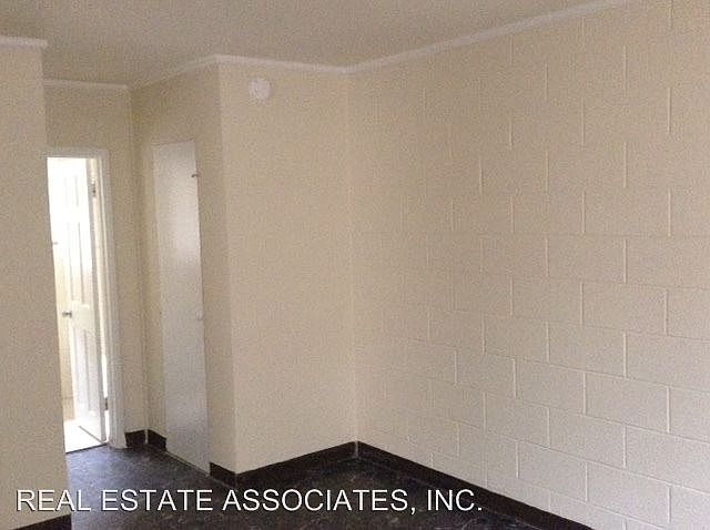 2nd image of 121 S Hardee St