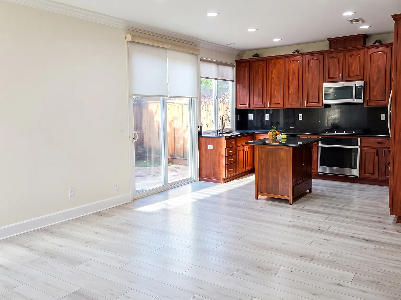 3 bed, 2.5 bath, 1667 sqft, $4,400 — Photo 3